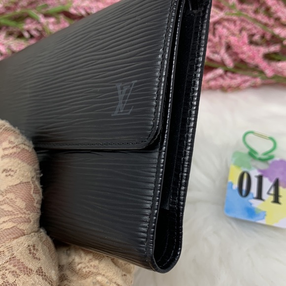 014 Authentic Louis Vuitton Epi Black International Wallet Datecode: CA1914 - Picture 9 of 11